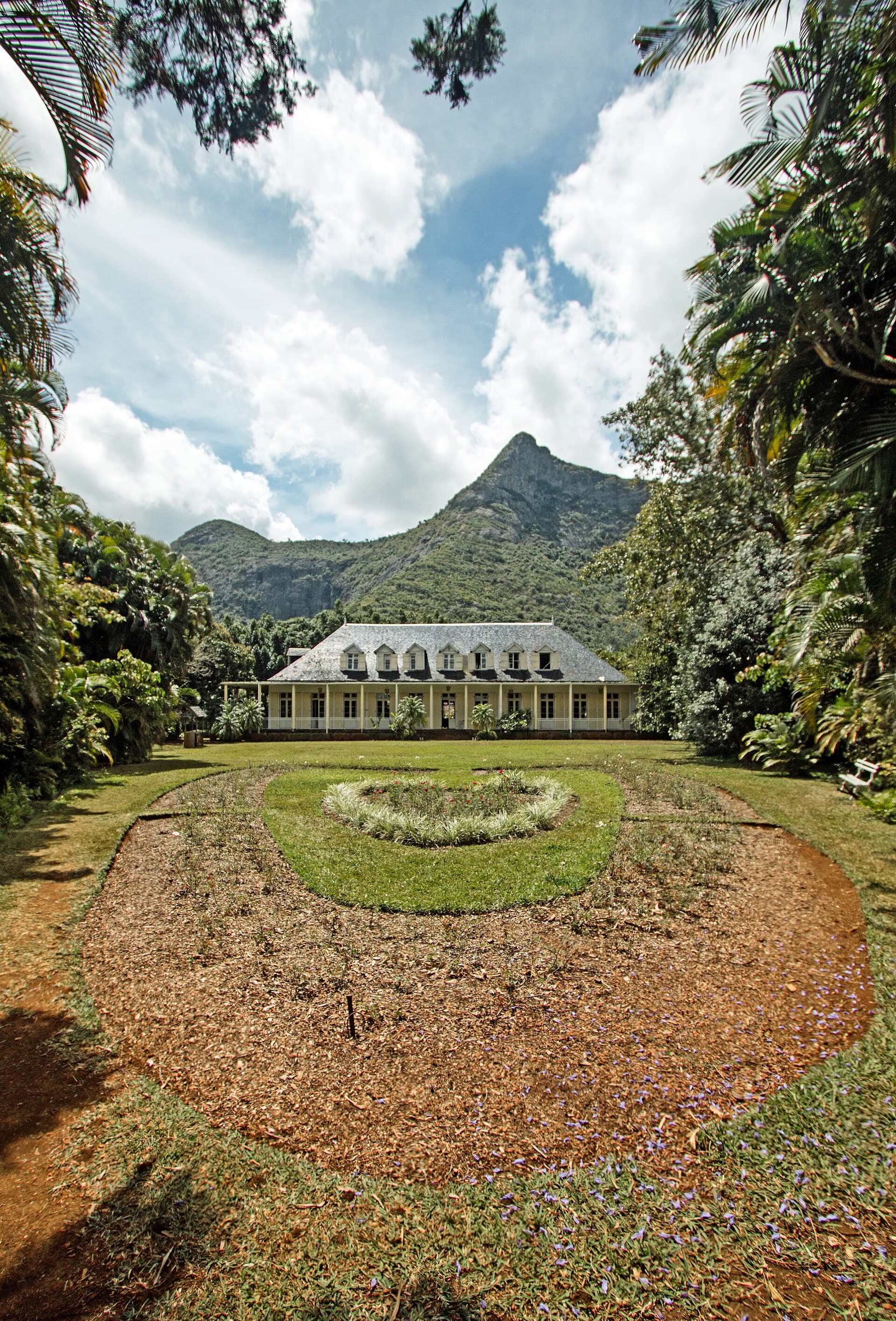 Maison Eureka below the Moka mountain range