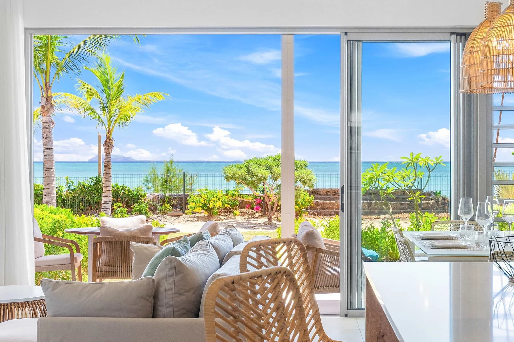 Cover photograph for Incredible Beachfront Retreat by Sealodge.